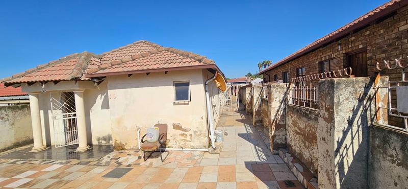 4 Bedroom Property for Sale in Lotus Gardens Gauteng