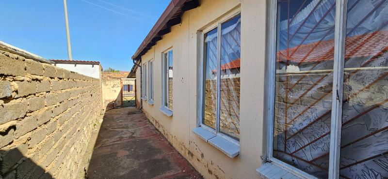 4 Bedroom Property for Sale in Lotus Gardens Gauteng