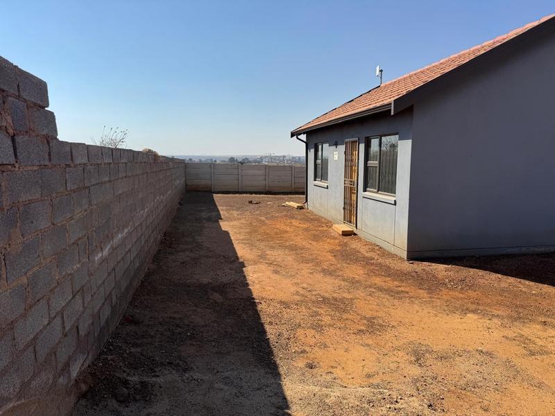 2 Bedroom Property for Sale in Mohlakeng Gauteng