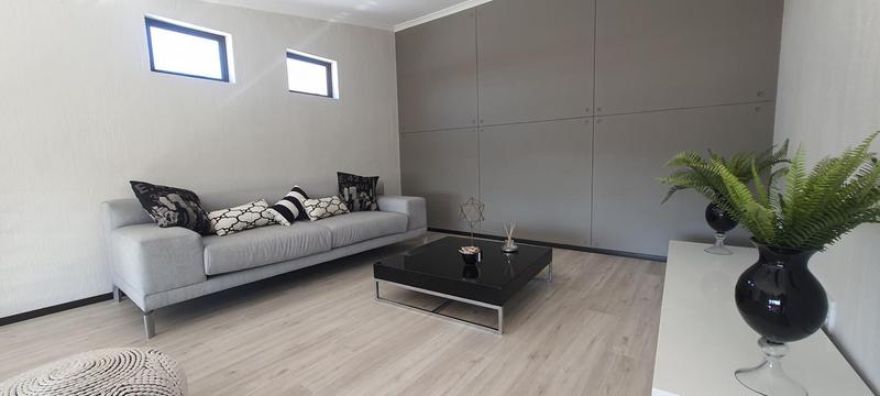 To Let 2 Bedroom Property for Rent in Broadacres Gauteng