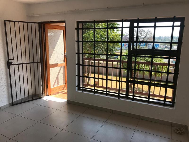 To Let 2 Bedroom Property for Rent in Little Falls Gauteng