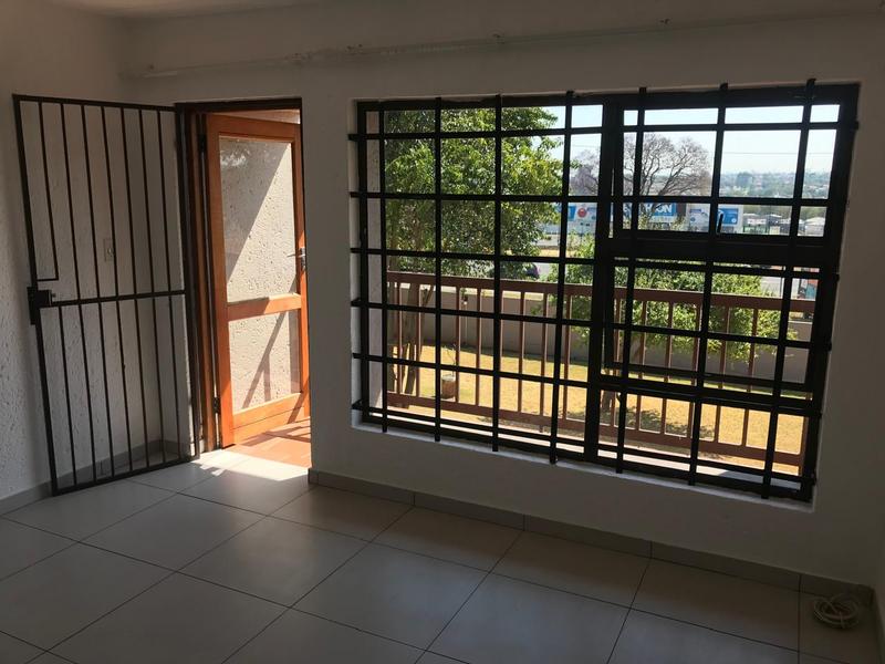 To Let 2 Bedroom Property for Rent in Little Falls Gauteng
