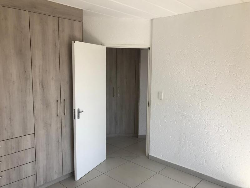 To Let 2 Bedroom Property for Rent in Little Falls Gauteng