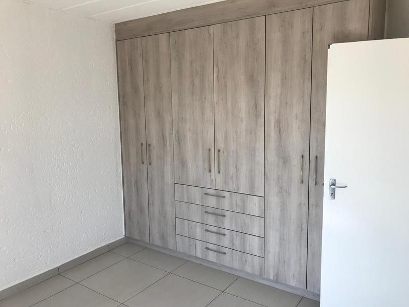 To Let 2 Bedroom Property for Rent in Little Falls Gauteng