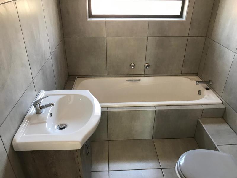 To Let 2 Bedroom Property for Rent in Little Falls Gauteng
