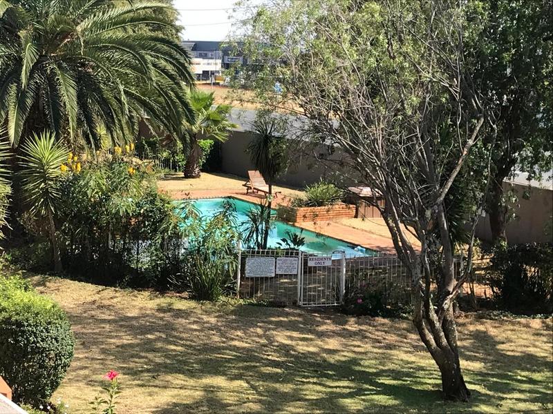 To Let 2 Bedroom Property for Rent in Little Falls Gauteng