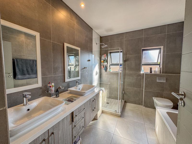 3 Bedroom Property for Sale in Midstream Ridge Gauteng