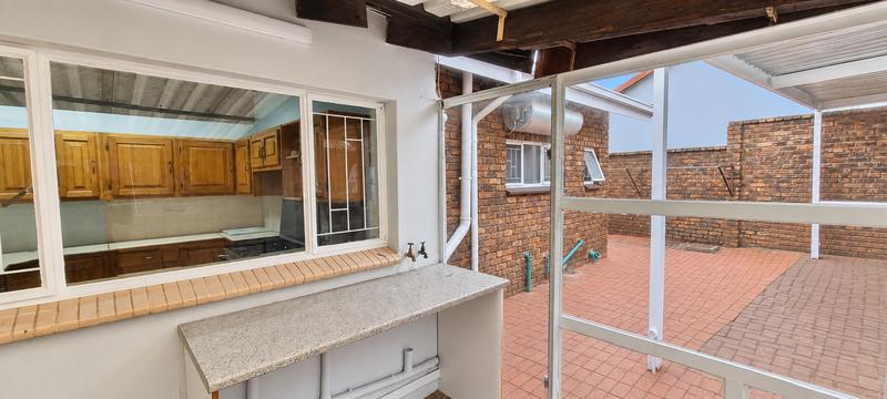 4 Bedroom Property for Sale in Rooihuiskraal Gauteng