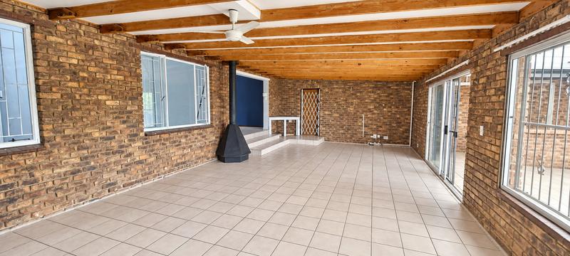 4 Bedroom Property for Sale in Rooihuiskraal Gauteng