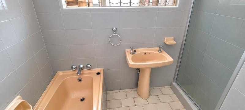 4 Bedroom Property for Sale in Rooihuiskraal Gauteng