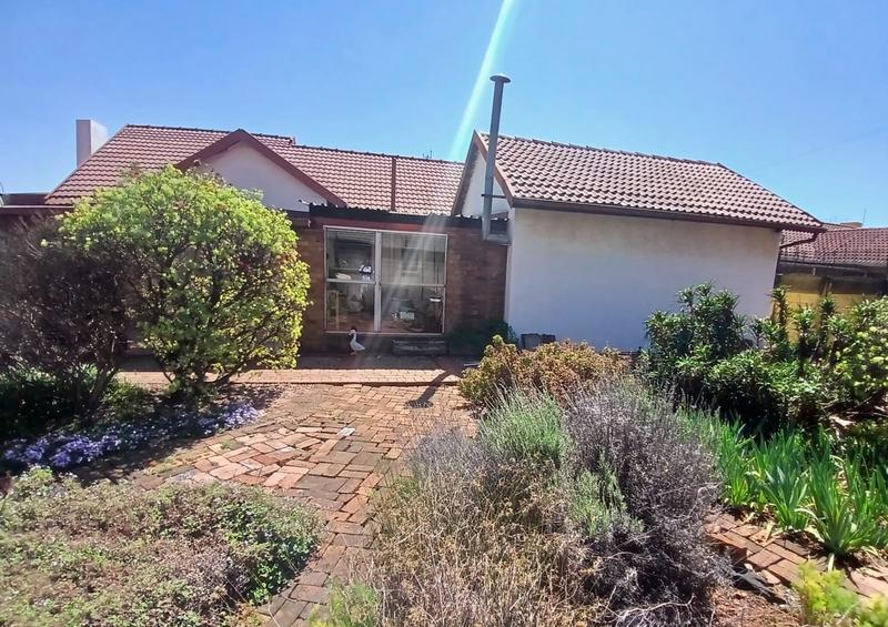 4 Bedroom Property for Sale in Rondebult Gauteng