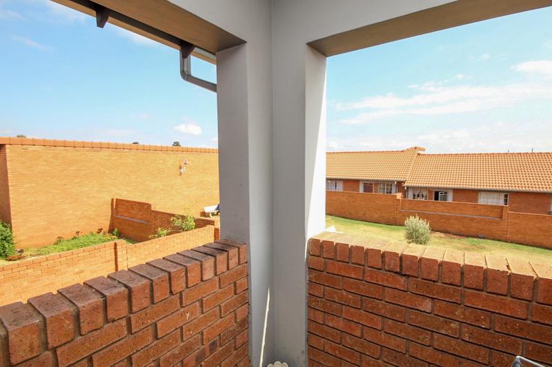 2 Bedroom Property for Sale in Monavoni Gauteng