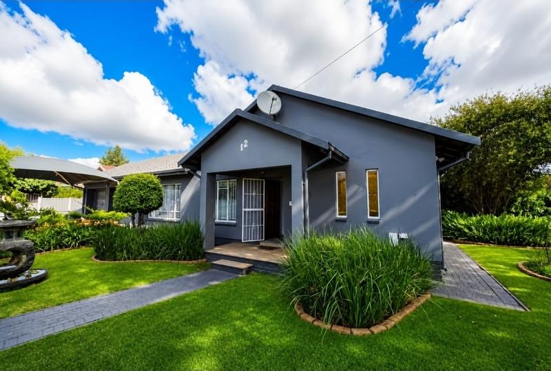 4 Bedroom Property for Sale in Helikonpark Gauteng