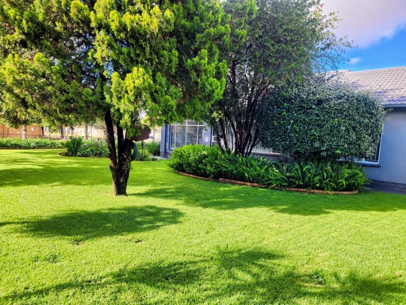 4 Bedroom Property for Sale in Helikonpark Gauteng