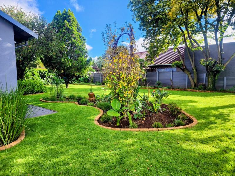 4 Bedroom Property for Sale in Helikonpark Gauteng