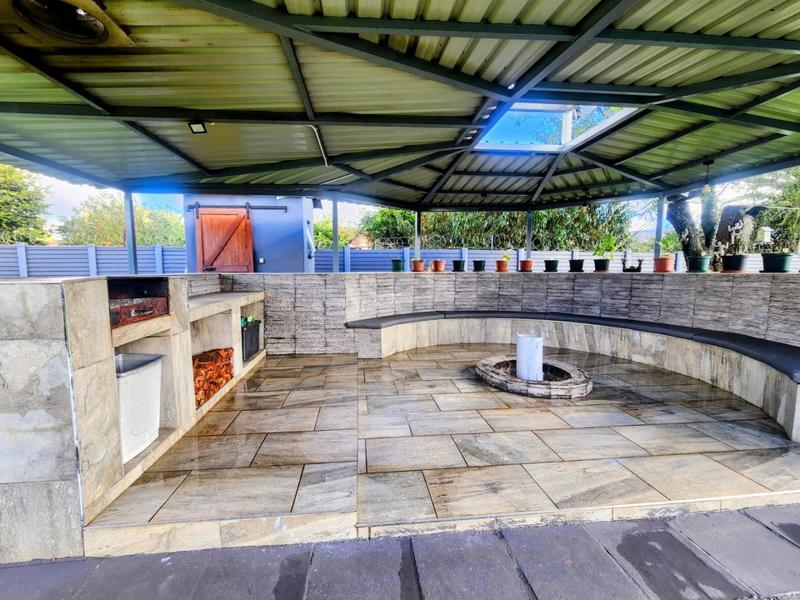 4 Bedroom Property for Sale in Helikonpark Gauteng