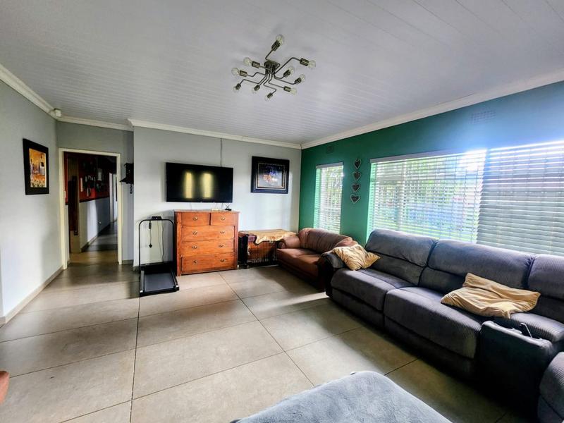 4 Bedroom Property for Sale in Helikonpark Gauteng