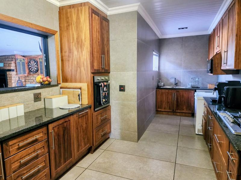4 Bedroom Property for Sale in Helikonpark Gauteng