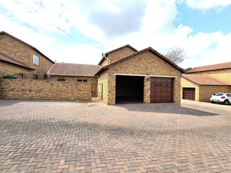 4 Bedroom Property for Sale in Ruimsig Noord Gauteng