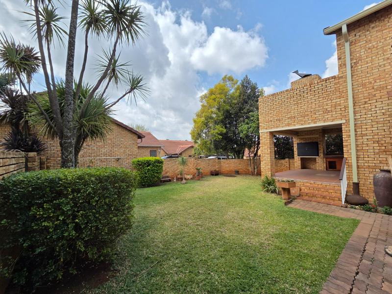 4 Bedroom Property for Sale in Ruimsig Noord Gauteng