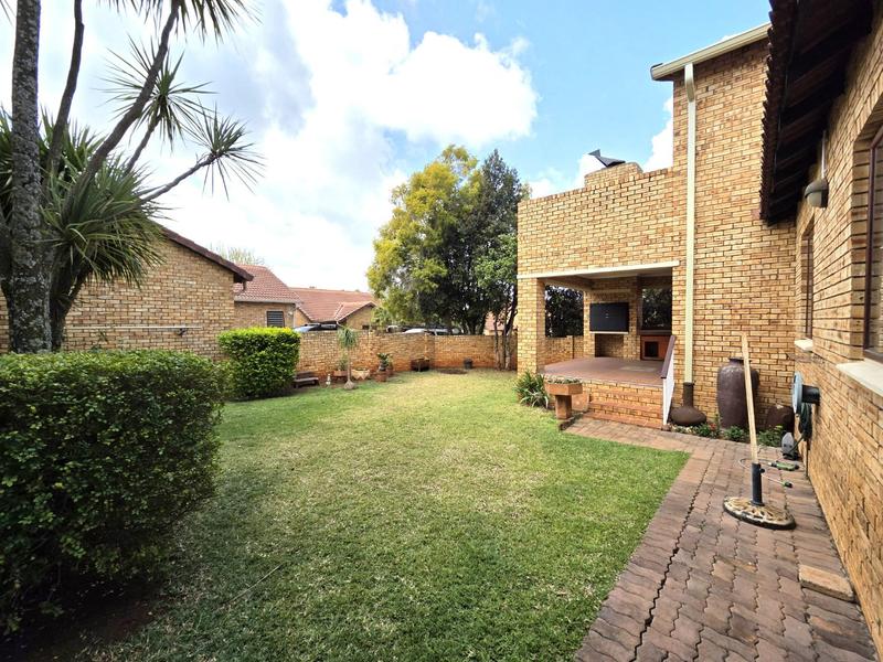 4 Bedroom Property for Sale in Ruimsig Noord Gauteng