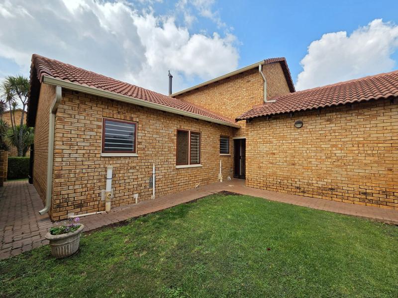 4 Bedroom Property for Sale in Ruimsig Noord Gauteng