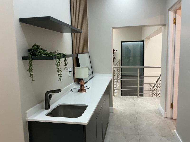 6 Bedroom Property for Sale in Midstream Ridge Gauteng