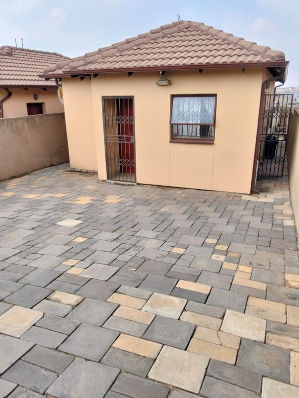 2 Bedroom Property for Sale in Clayville Gauteng