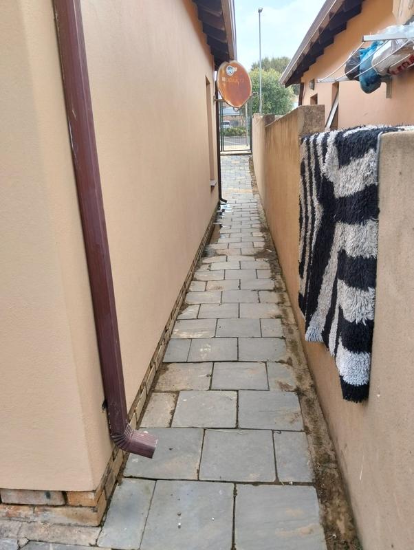 2 Bedroom Property for Sale in Clayville Gauteng
