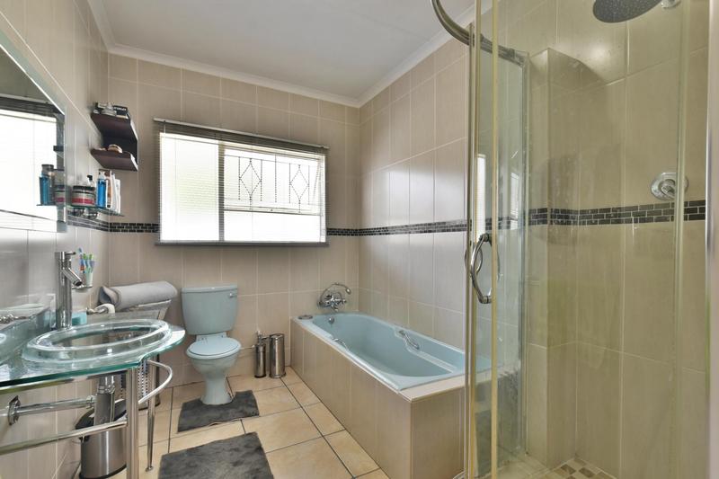 5 Bedroom Property for Sale in Glenanda Gauteng