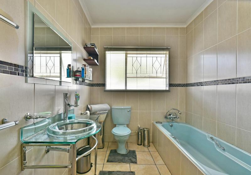 5 Bedroom Property for Sale in Glenanda Gauteng