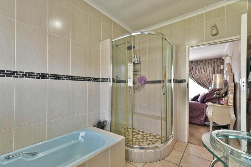 5 Bedroom Property for Sale in Glenanda Gauteng