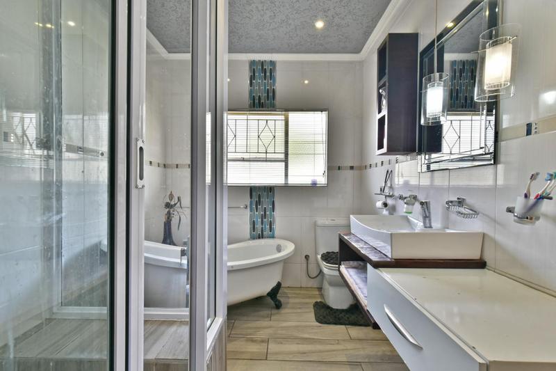5 Bedroom Property for Sale in Glenanda Gauteng