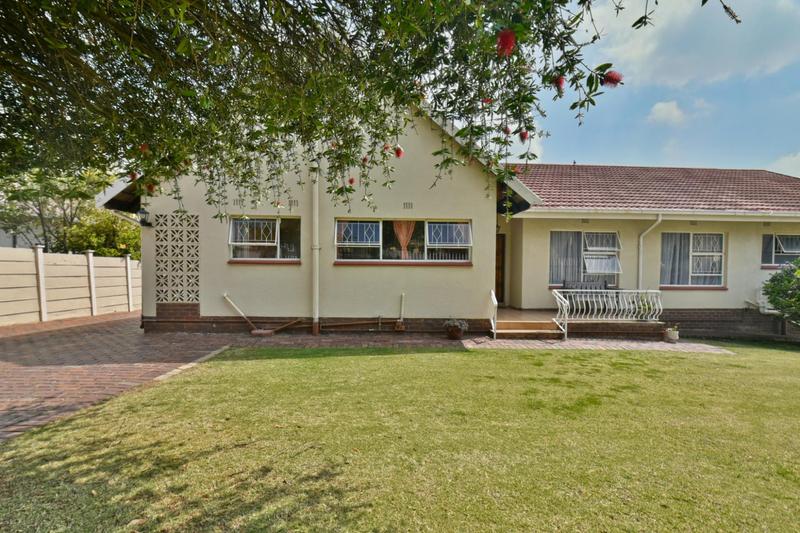 5 Bedroom Property for Sale in Glenanda Gauteng