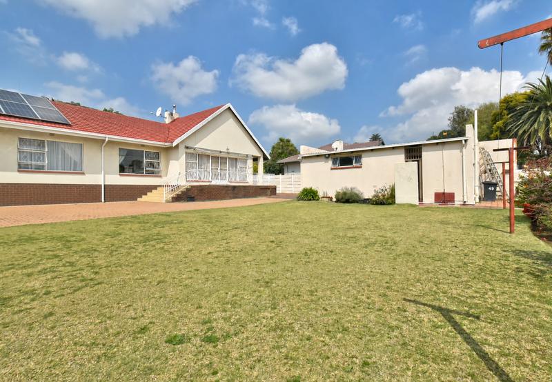 5 Bedroom Property for Sale in Glenanda Gauteng