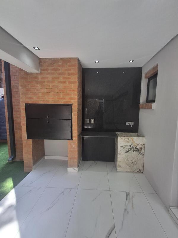 To Let 4 Bedroom Property for Rent in Linden Gauteng