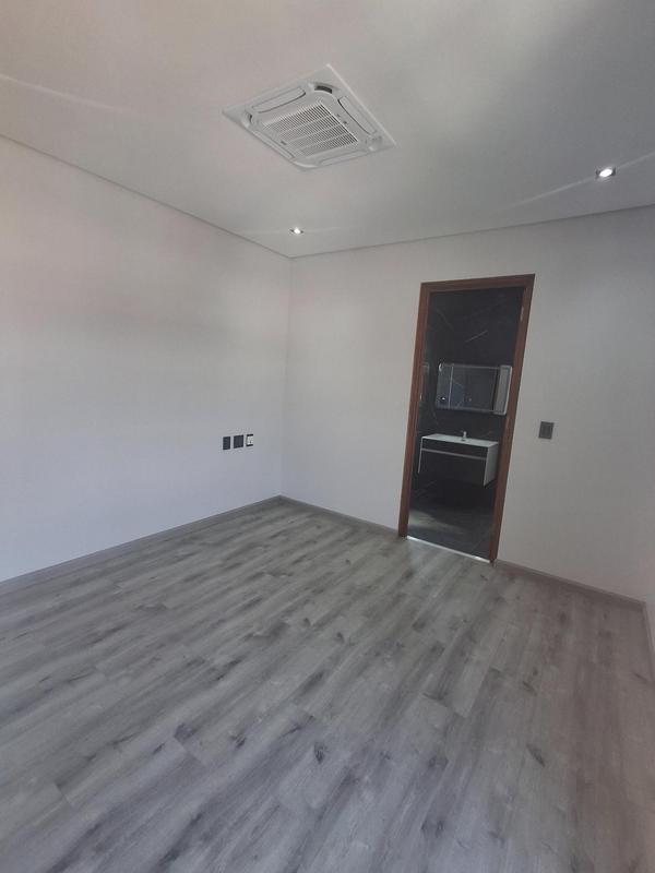 To Let 4 Bedroom Property for Rent in Linden Gauteng