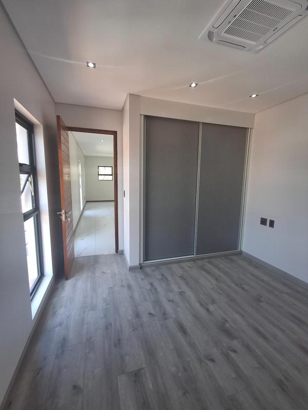 To Let 4 Bedroom Property for Rent in Linden Gauteng