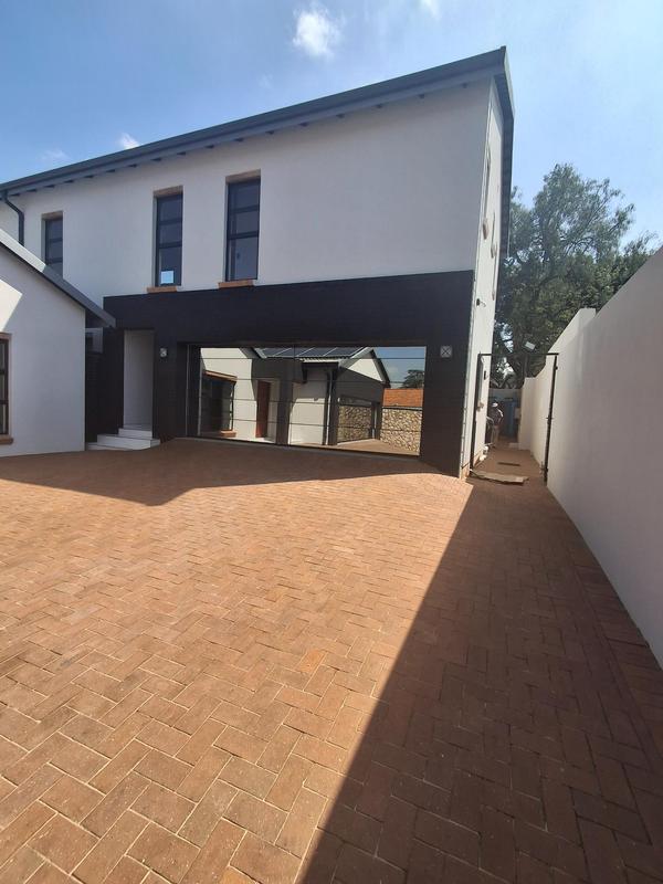 To Let 4 Bedroom Property for Rent in Linden Gauteng