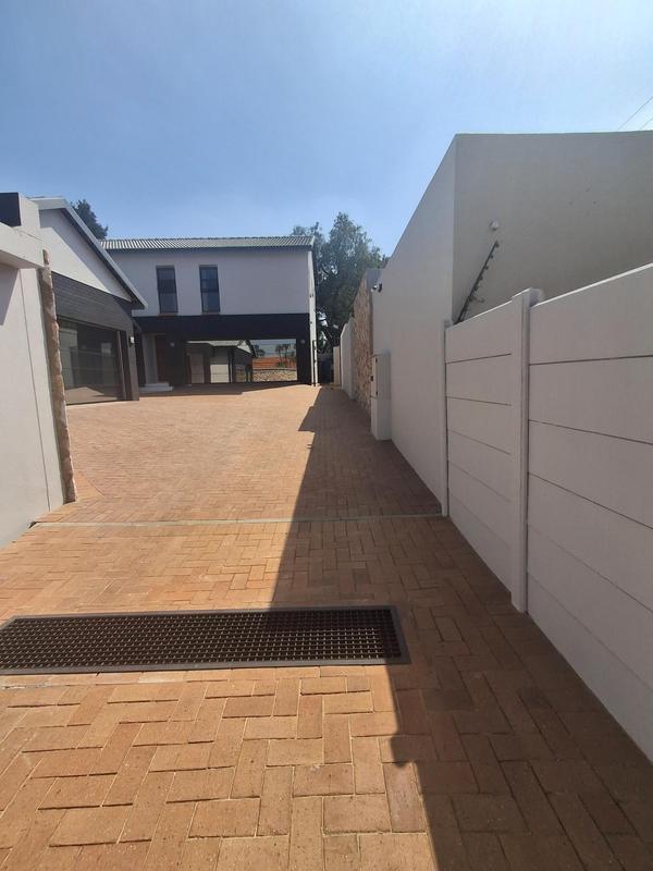 To Let 4 Bedroom Property for Rent in Linden Gauteng