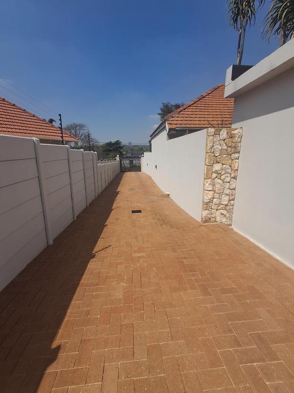 To Let 4 Bedroom Property for Rent in Linden Gauteng