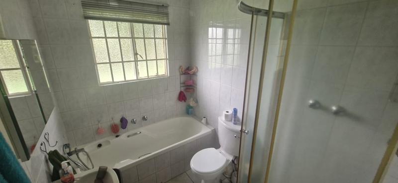 6 Bedroom Property for Sale in Mnandi Gauteng