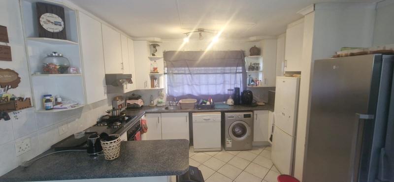 6 Bedroom Property for Sale in Mnandi Gauteng