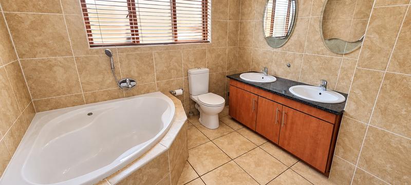 4 Bedroom Property for Sale in Heuwelsig Estate Gauteng