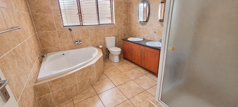 4 Bedroom Property for Sale in Heuwelsig Estate Gauteng