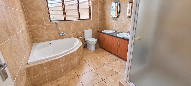 4 Bedroom Property for Sale in Heuwelsig Estate Gauteng