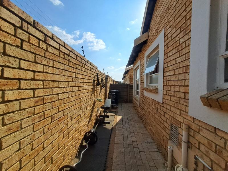 2 Bedroom Property for Sale in Olievenhoutbosch Gauteng