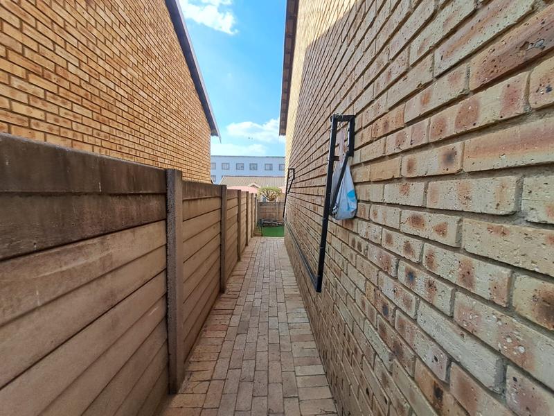 2 Bedroom Property for Sale in Olievenhoutbosch Gauteng