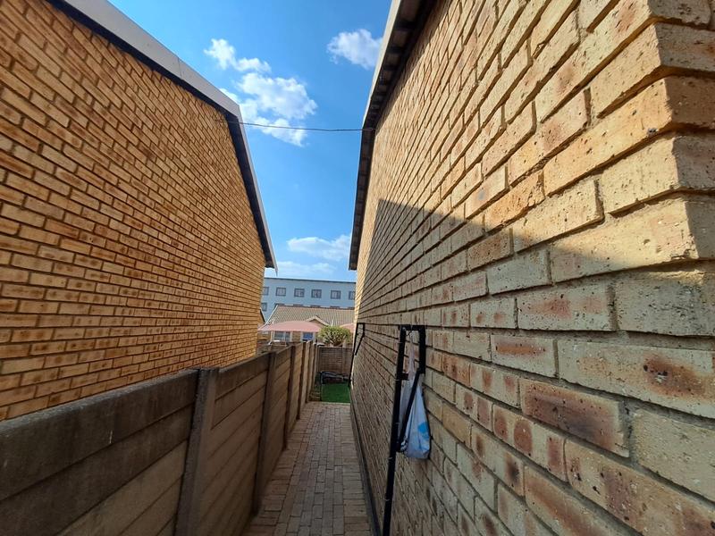 2 Bedroom Property for Sale in Olievenhoutbosch Gauteng