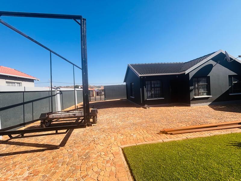 3 Bedroom Property for Sale in Fleurhof Gauteng
